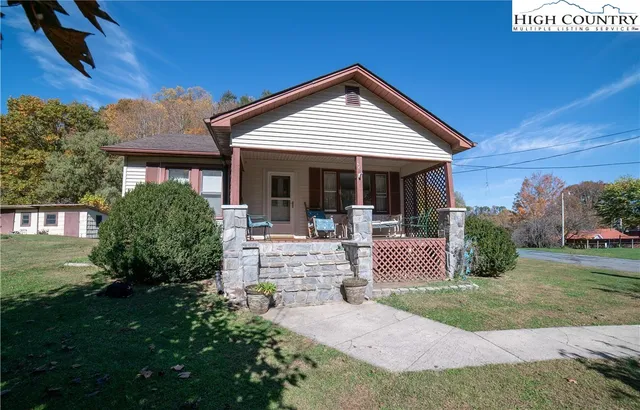 a view of house with a yard