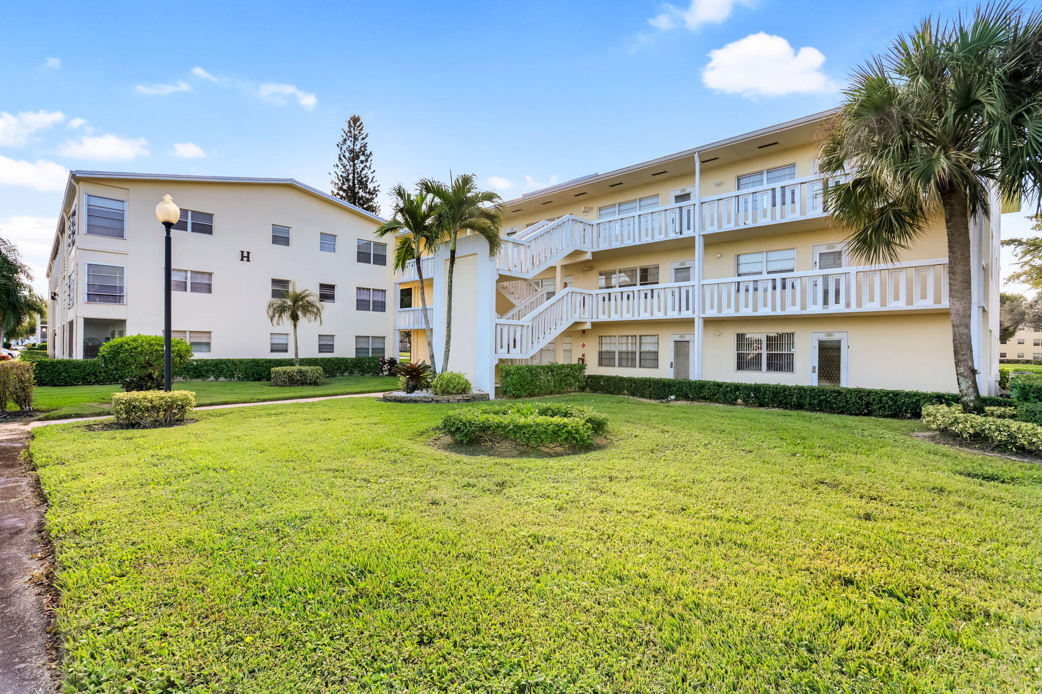 336 Dorset H Boca Raton, FL 33434 - Photo 4 of 12 a front view of house with yard and green space