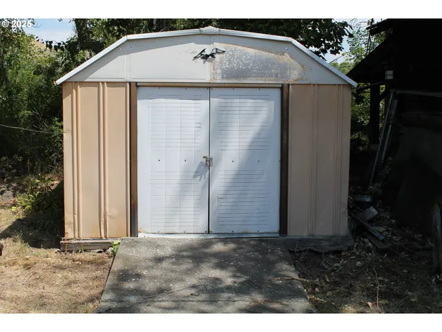 an outdoor view of house