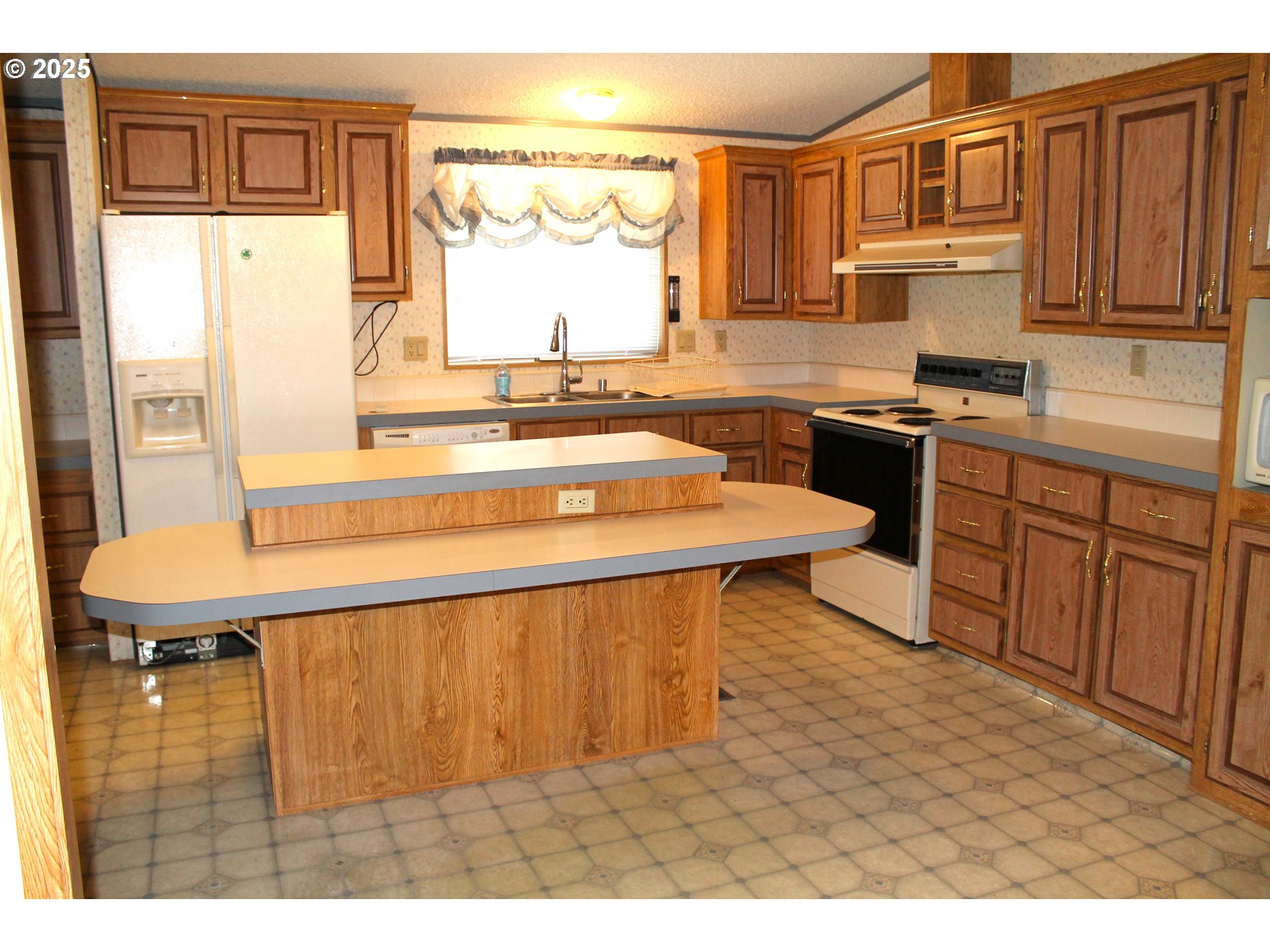 210 Mountain Boulevard Mount Vernon, OR 97865 - Photo 4 of 23 a kitchen with stainless steel appliances granite countertop a sink dishwasher and cabinets with wooden floor