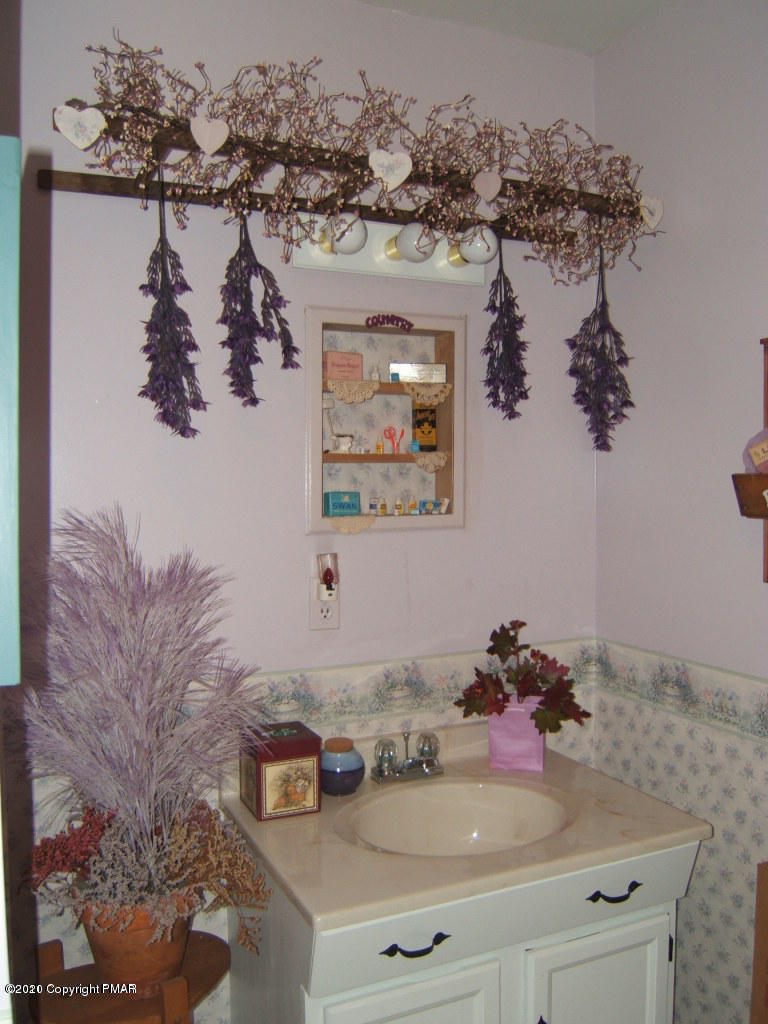 158 Cartwright Road Blakeslee, PA 18610 - Photo 11 of 15 FULL BATH OTHER SIDE