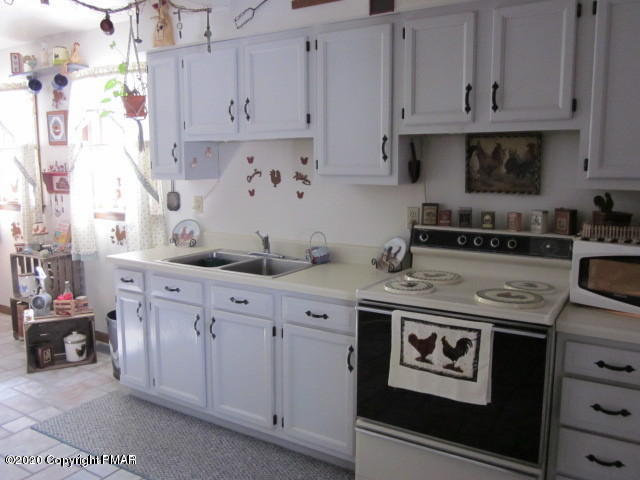 158 Cartwright Road Blakeslee, PA 18610 - Photo 8 of 15 DOUBLE SINK IN KITCHEN