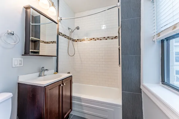 $2,308 | 4520 North Clarendon Avenue, Unit 504, Chicago, IL 60640