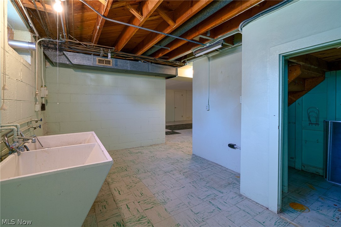 6572 South Canterbury Road Cleveland, OH 44129 - Photo 27 of 36 Laundry room has an electric dryer hook up