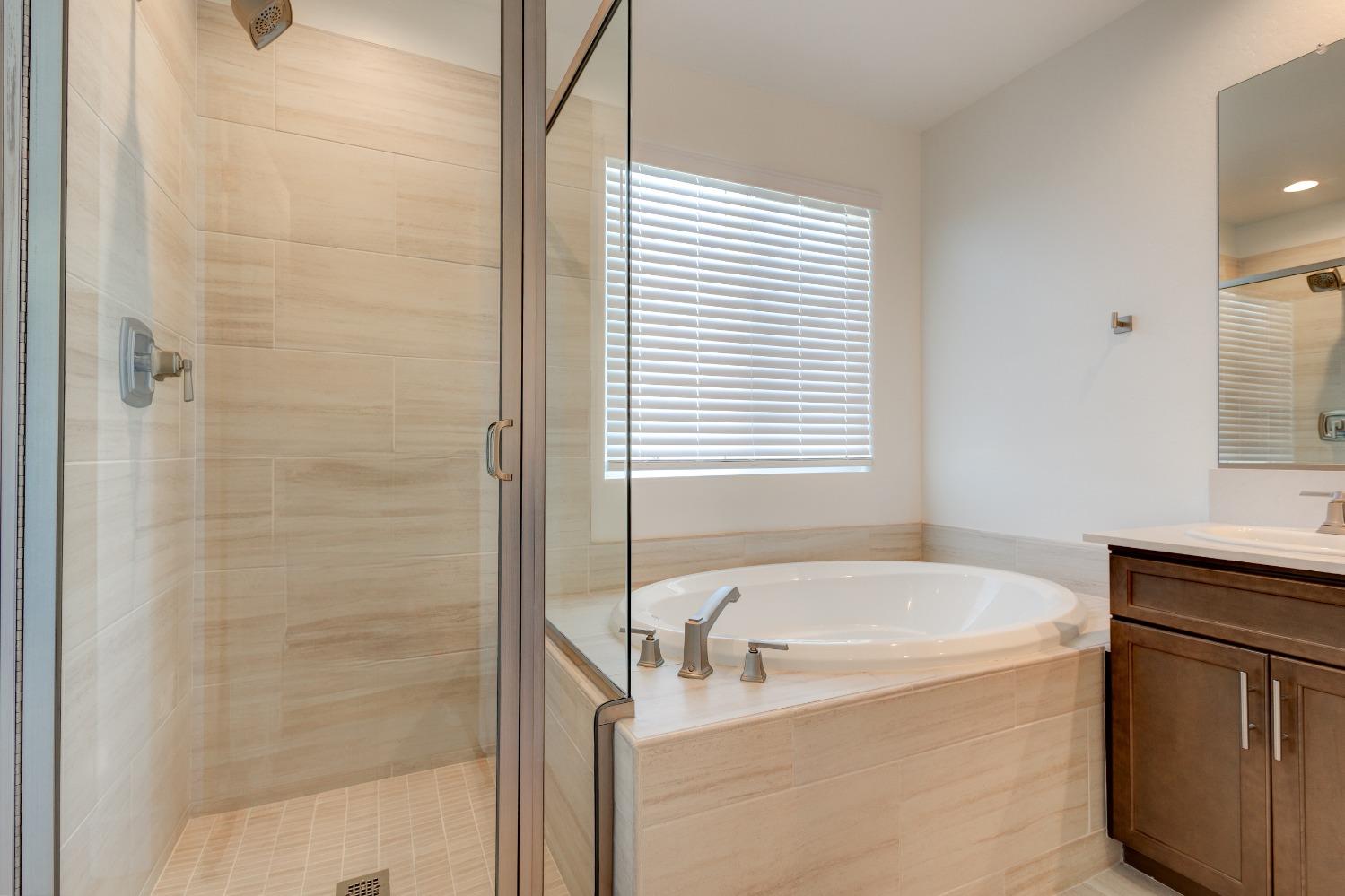 495 Thunder Road South Madera, CA 93636 - Photo 12 of 14 a bath tub sitting next to a window