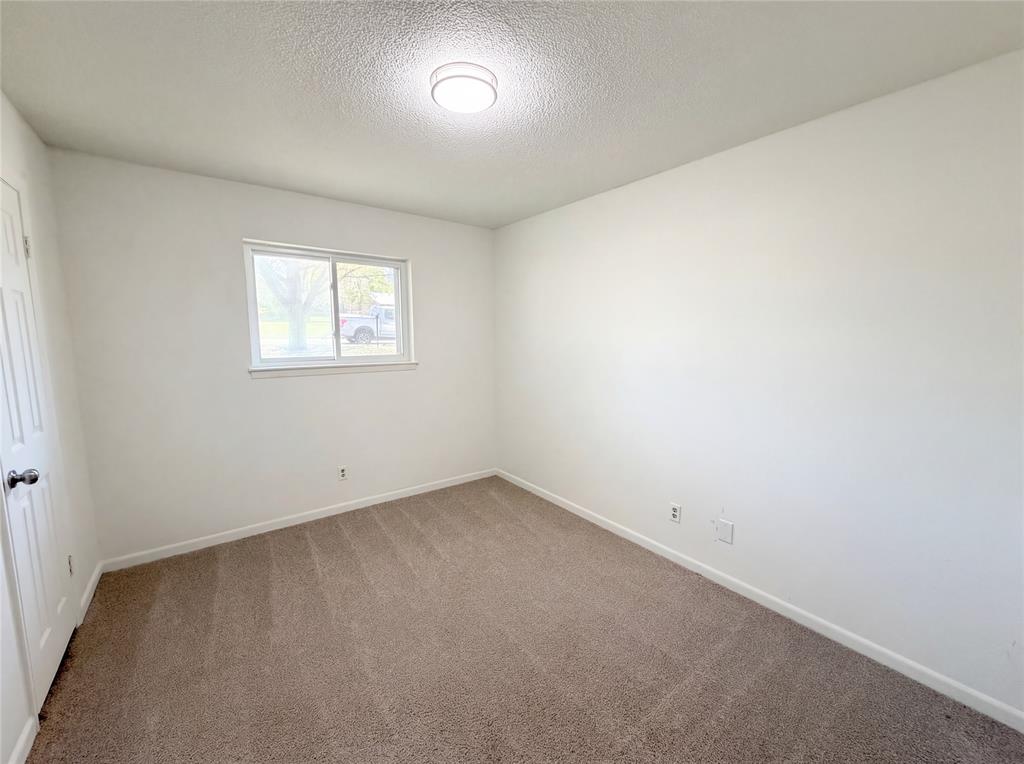 607 State Street Weatherford, TX 76086 - Photo 12 of 16 an empty room with windows