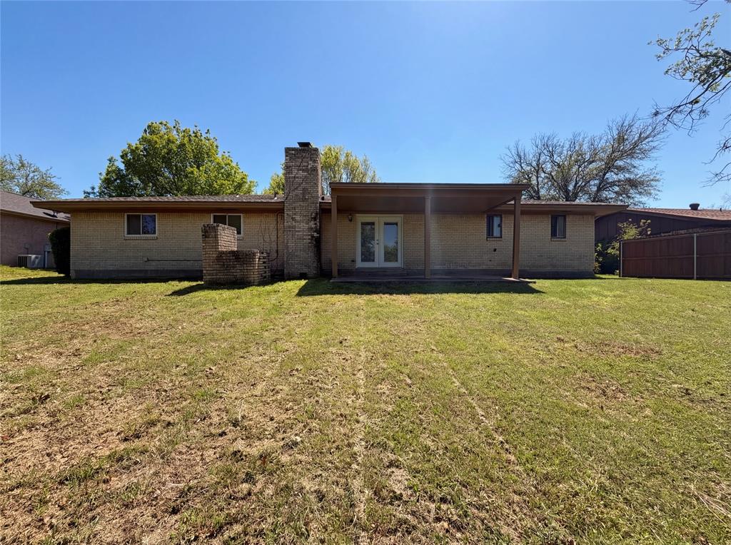 607 State Street Weatherford, TX 76086 - Photo 5 of 16 a house view with a garden space