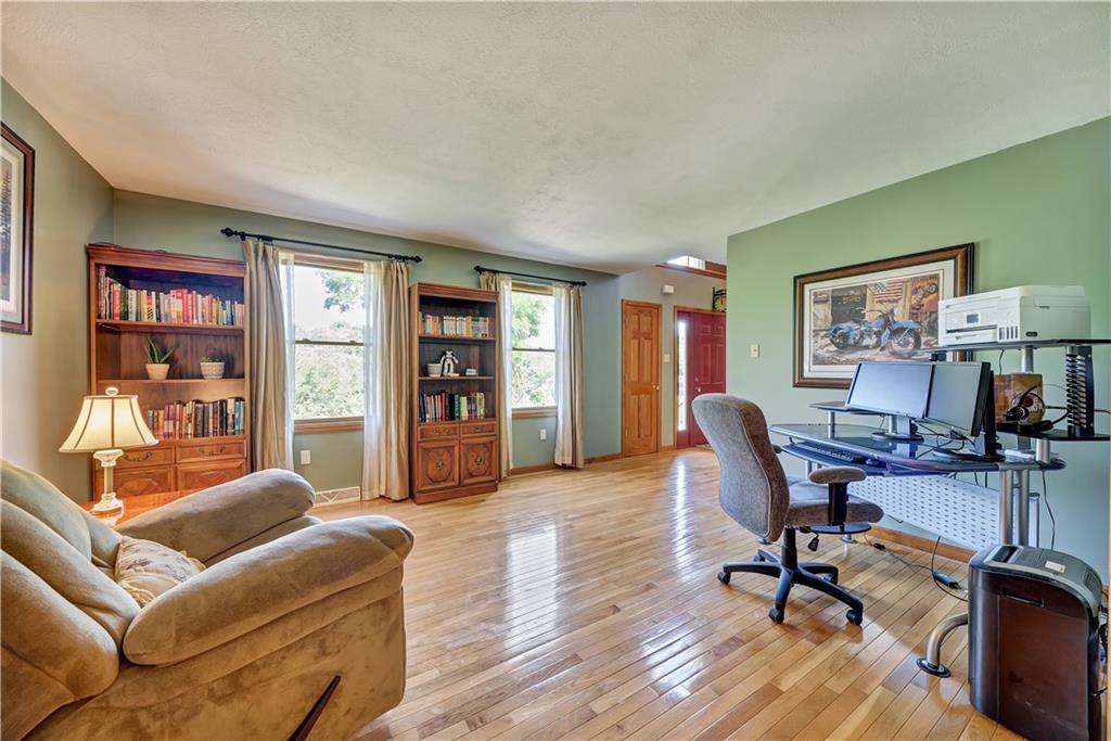 5621 Aiken Road McKees Rocks, PA 15136 - Photo 7 of 25