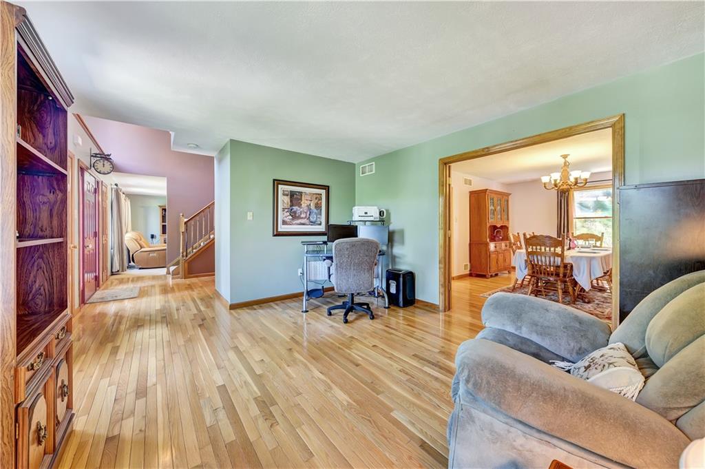 5621 Aiken Road McKees Rocks, PA 15136 - Photo 8 of 25