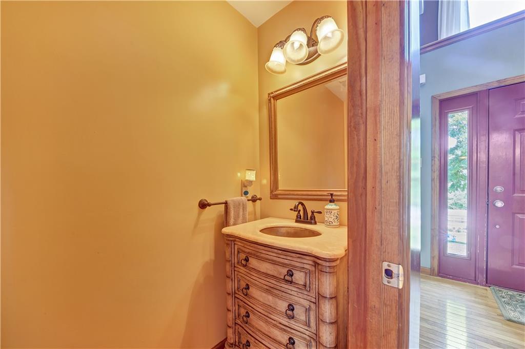 5621 Aiken Road McKees Rocks, PA 15136 - Photo 10 of 25