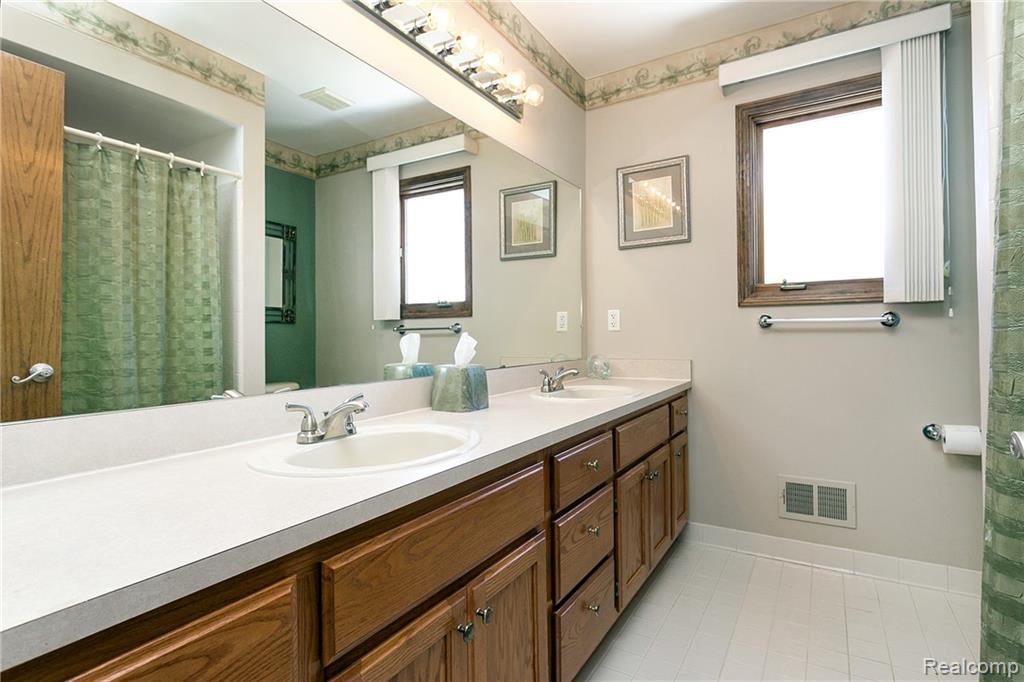 997 Norcross Drive Rochester Hills, MI 48307 - Photo 32 of 45