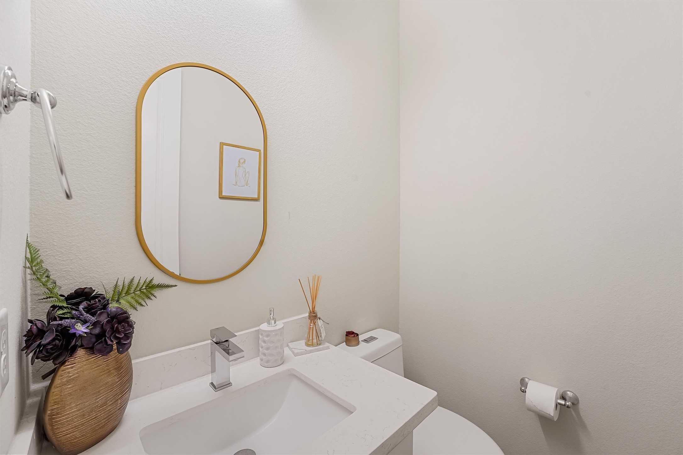 5209 Allen Street, Unit I Houston, TX 77007 - Photo 6 of 19 Guest half bathroom - 2nd floor