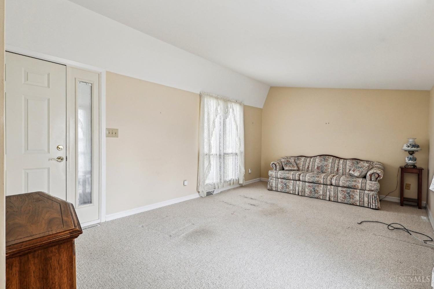 8253 Daleview Road Cincinnati, OH 45247 - Photo 9 of 40