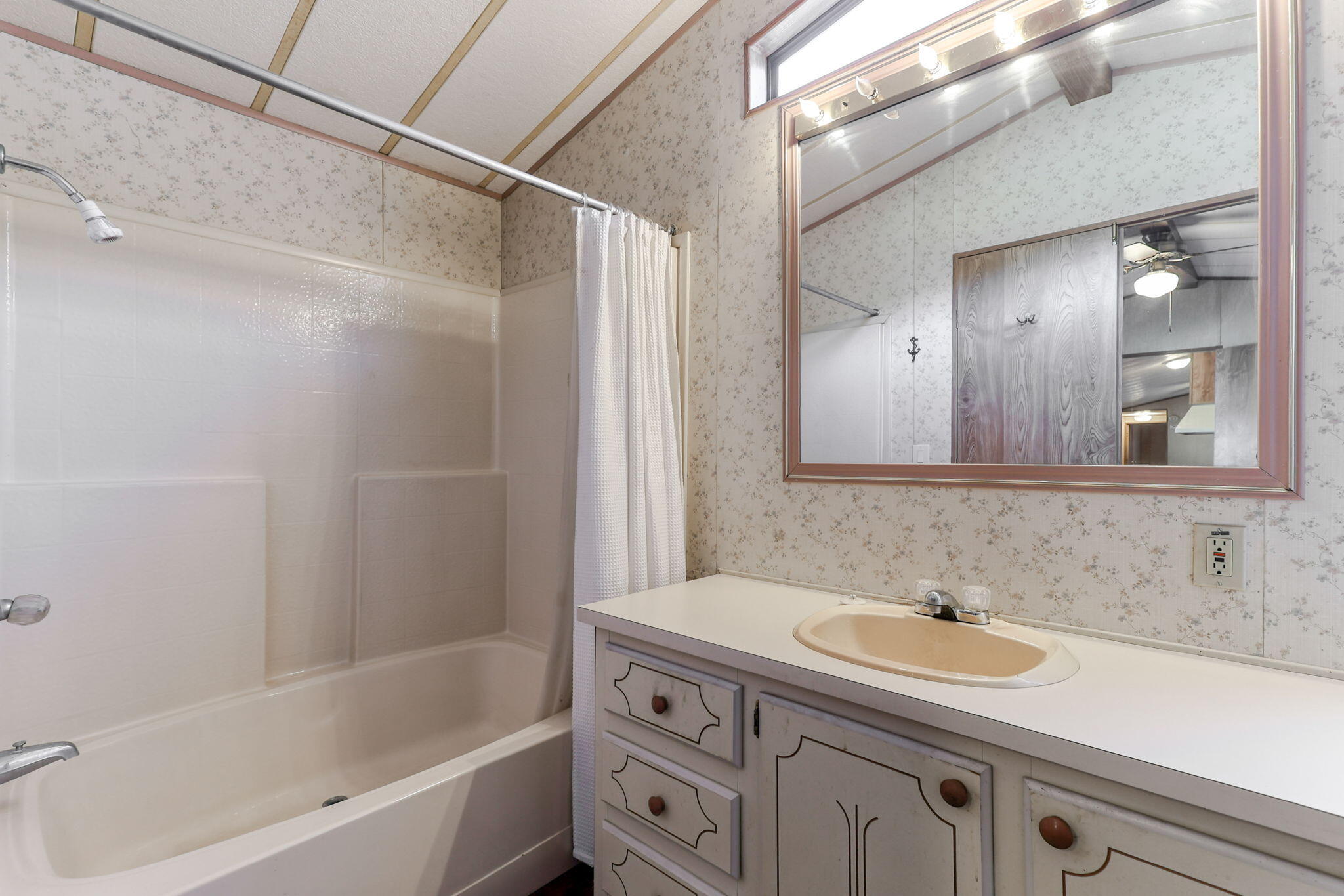 22155 Ravine Court Redding, CA 96003 - Photo 11 of 57 EnSuite Bathroom