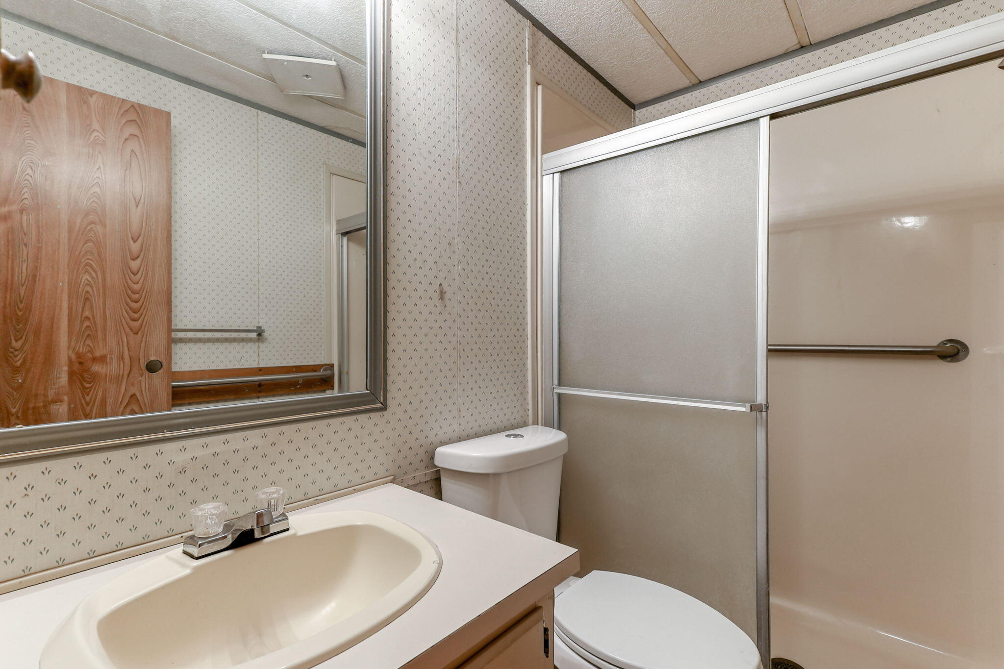 22155 Ravine Court Redding, CA 96003 - Photo 13 of 57 Hall Bathroom