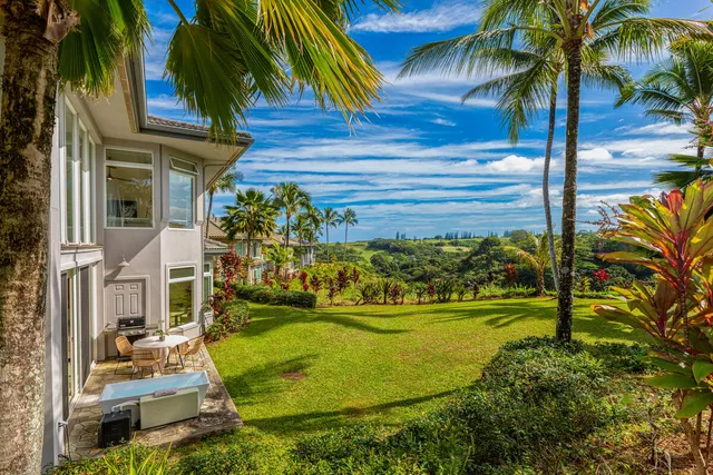 a view of a backyard