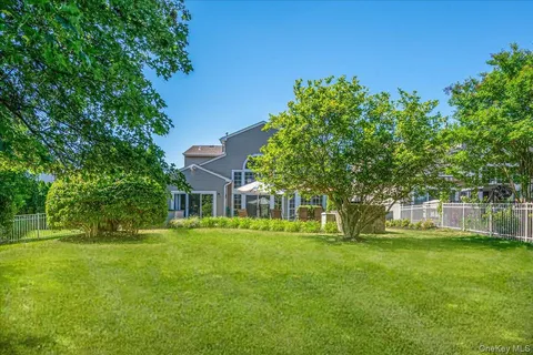$1,099,000 | 10 Windwatch Drive, Hauppauge, NY 11788