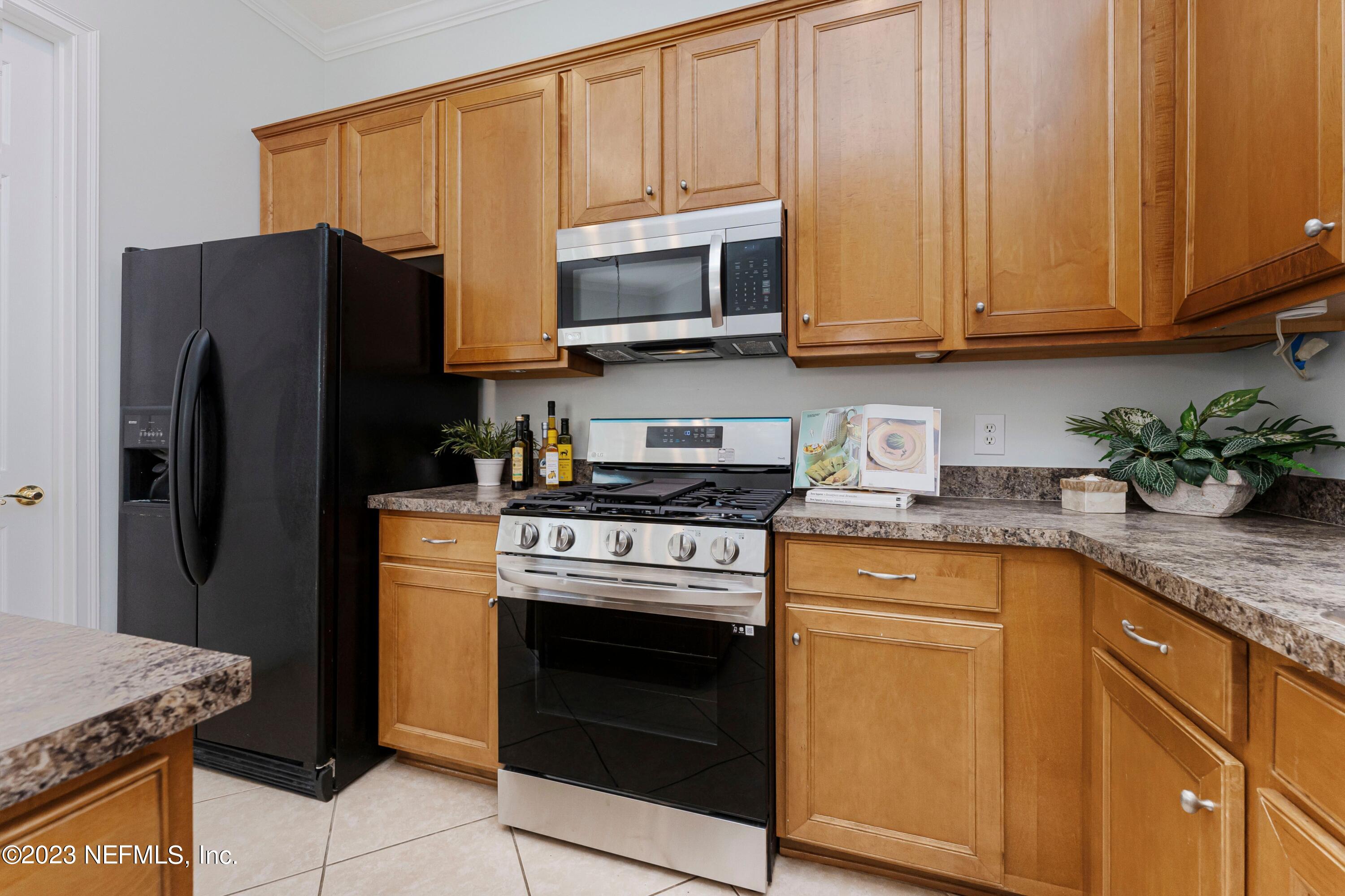 509 West Side Row St. Augustine, FL 32095 - Photo 23 of 61 Spacious Kitchen