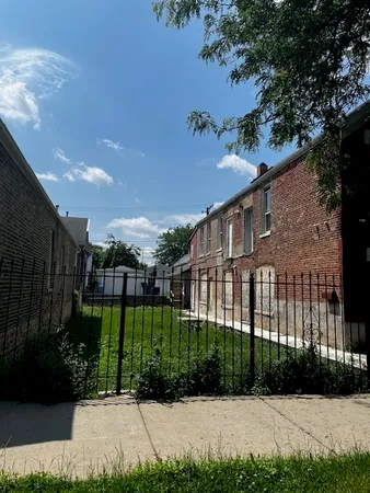 a view of a back yard