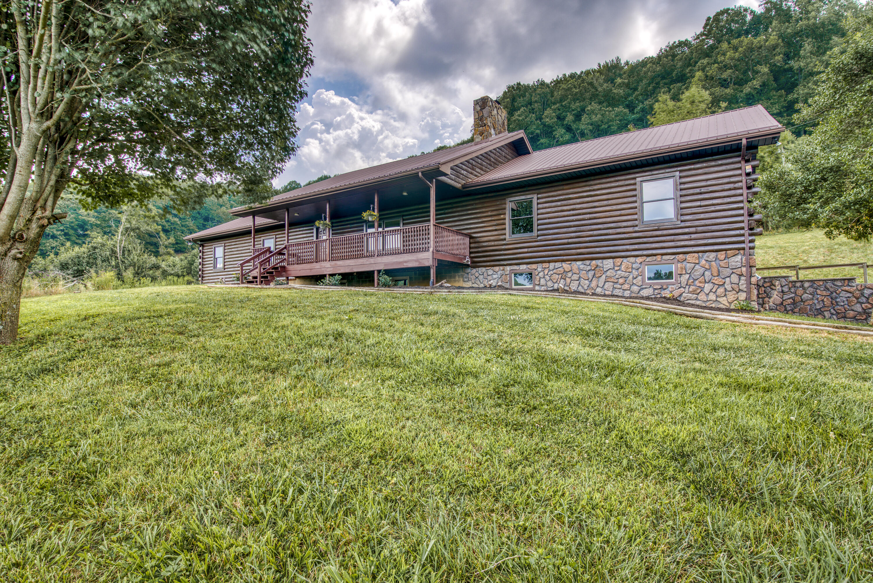 28318 Robindale Road Meadowview, VA 24361 - Photo 3 of 70 5 bdrm/4 ba
