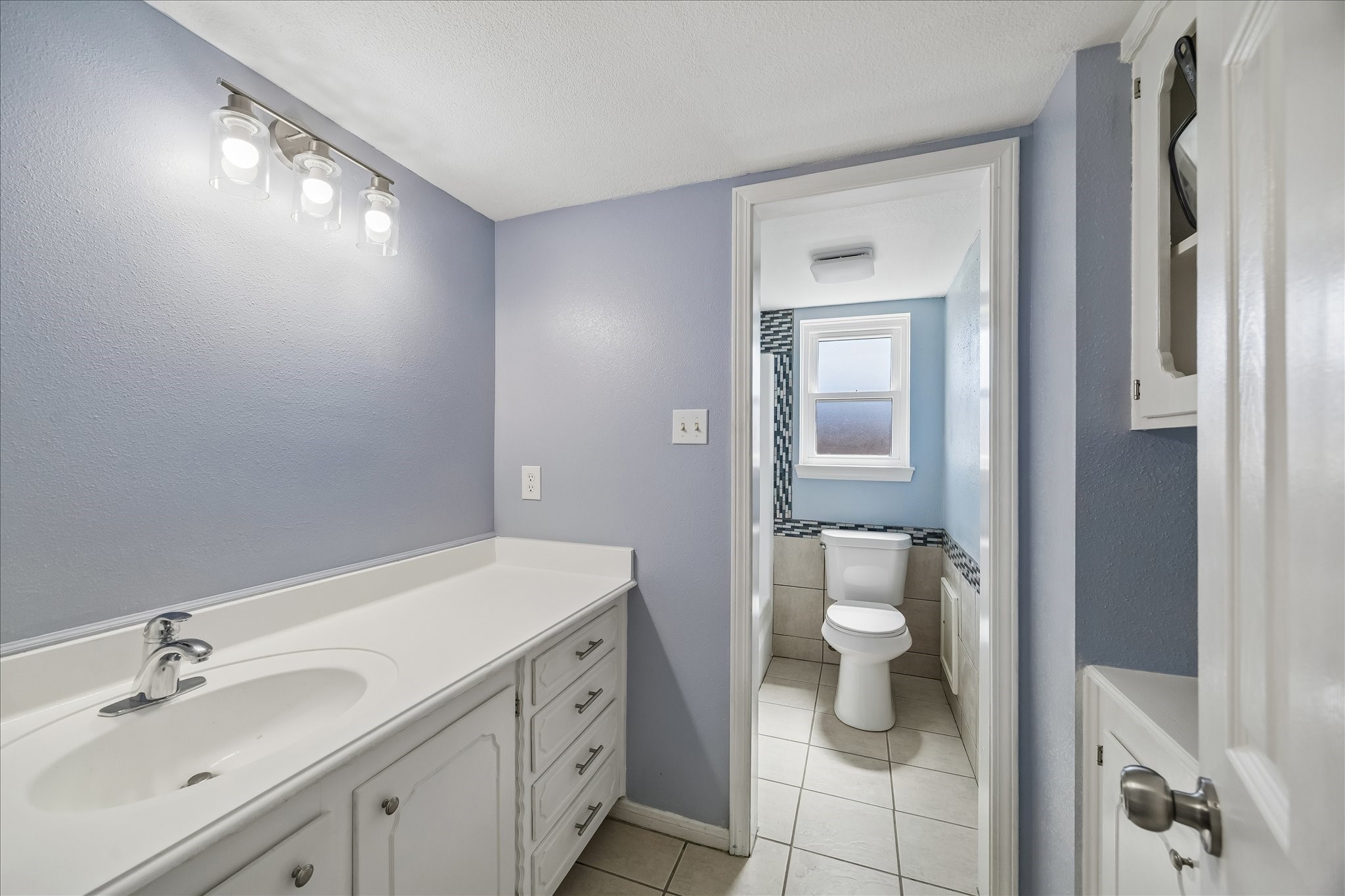 631 Lexington Square Humble, TX 77338 - Photo 19 of 22 This inviting secondary bathroom offers a bright, modern space with sleek fixtures and ample storage, perfect for comfort and convenience.