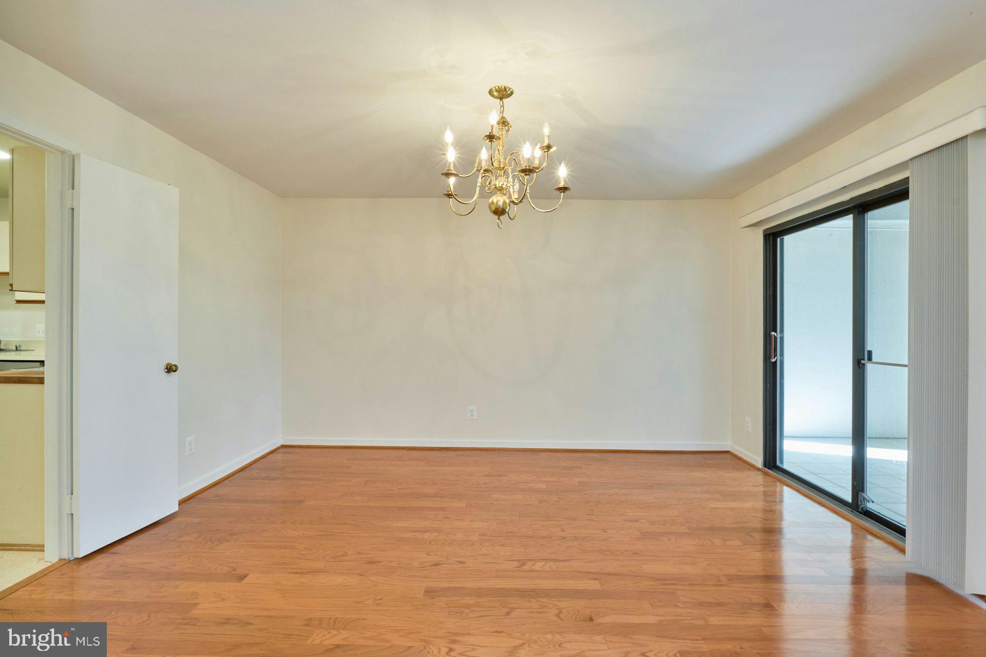 11500 Fairway Drive, Unit 101 Reston, VA 20190 - Photo 14 of 40 a very nice looking room with a large window