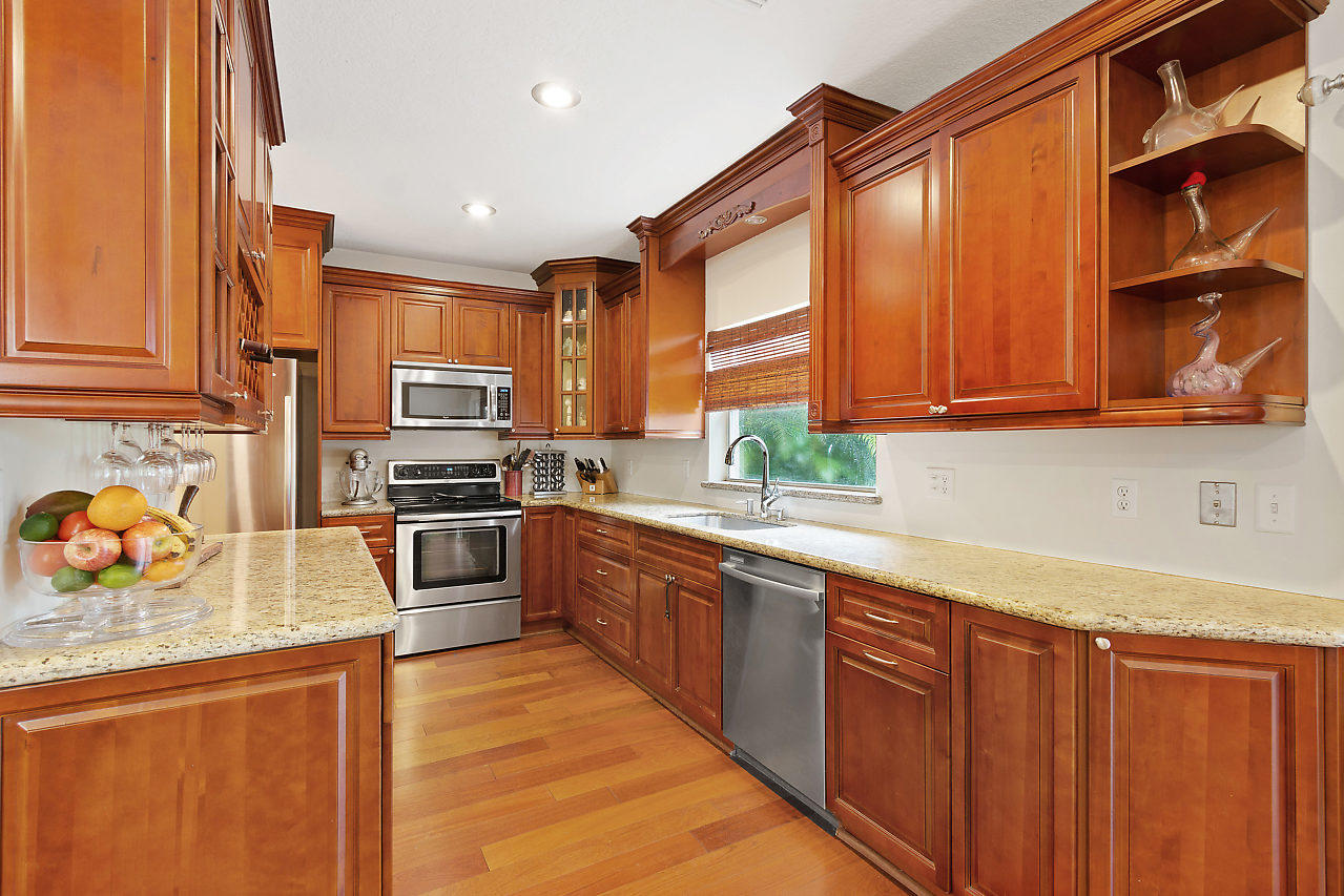 9670 Vía Emilie Boca Raton, FL 33428 - Photo 13 of 27 Kitchen