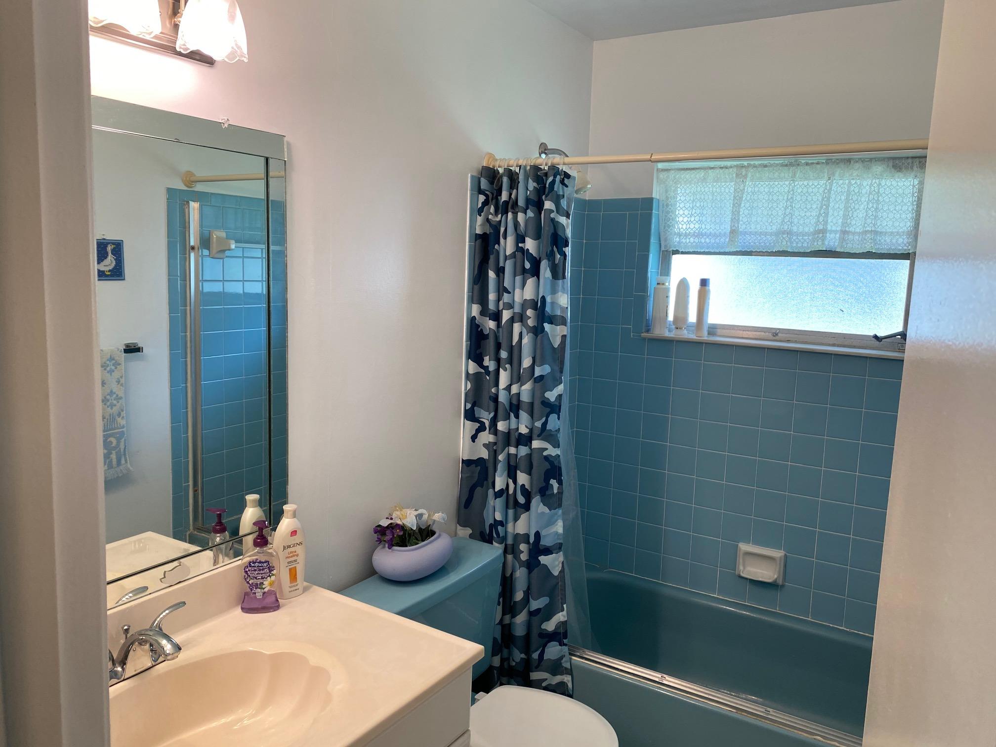 5779 Doris Court Delray Beach, FL 33484 - Photo 14 of 37 Guest bathroom