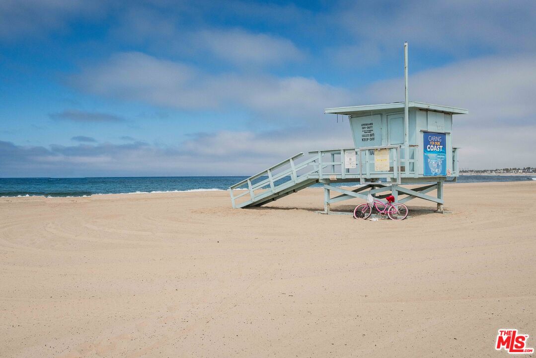 24 Westwind Street, Unit C Marina del Rey, CA 90292 - Photo 34 of 35 a picture of a room with a ceiling fan