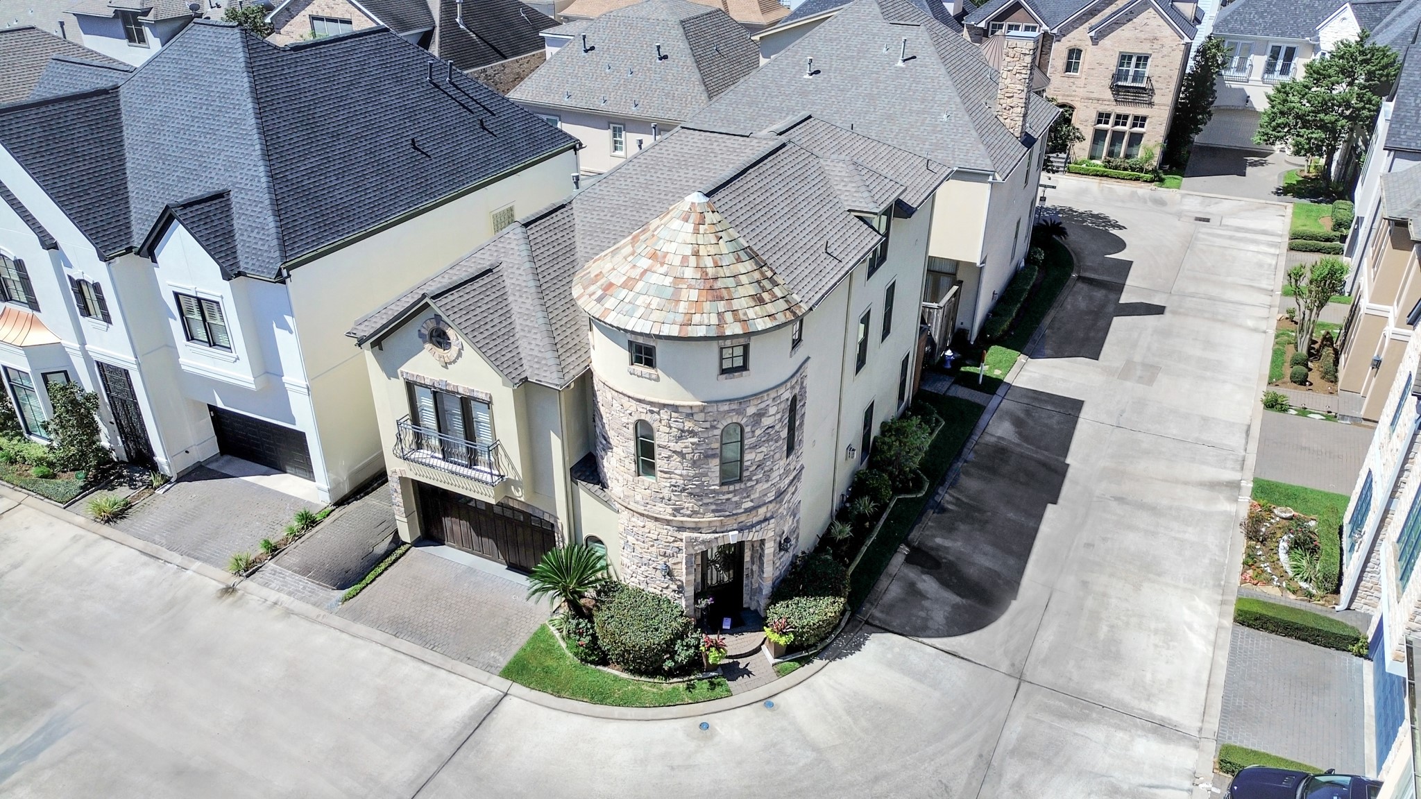 6302 Hermann Lake Drive Houston, TX 77021 - Photo 5 of 50 Nestled within a beautifully maintained gated community, the property enjoys a peaceful setting surrounded by other upscale residences.