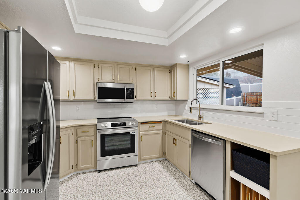 235 South Ridgeway Drive Yakima, WA 98901 - Photo 12 of 39 New Stainless appliances