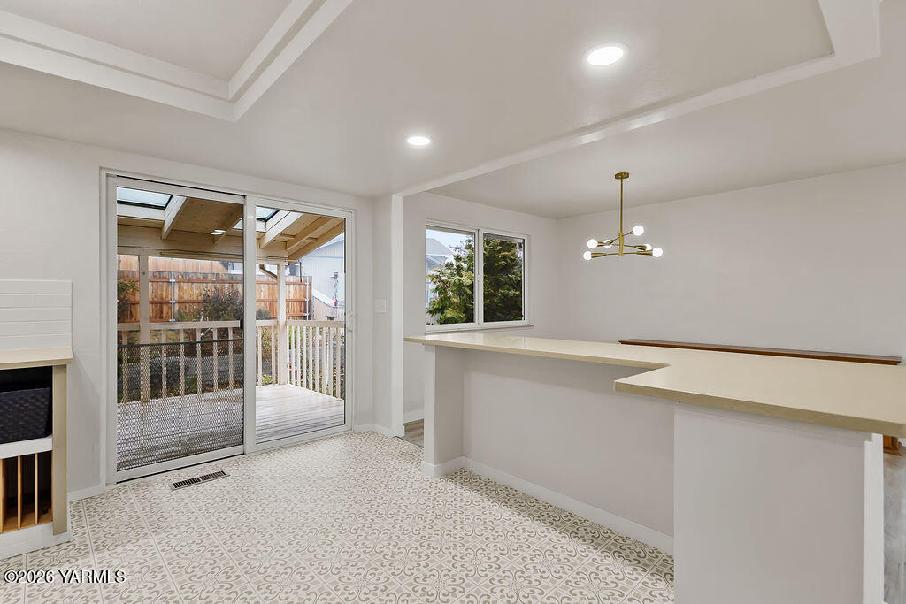 235 South Ridgeway Drive Yakima, WA 98901 - Photo 13 of 39 Large entertaining bar