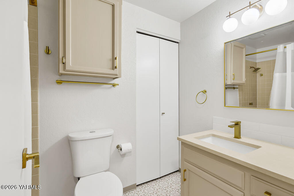 235 South Ridgeway Drive Yakima, WA 98901 - Photo 14 of 39 Guest bath