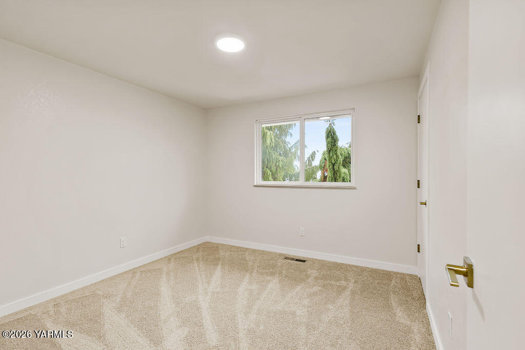 235 South Ridgeway Drive Yakima, WA 98901 - Photo 15 of 39 Bedroom 1