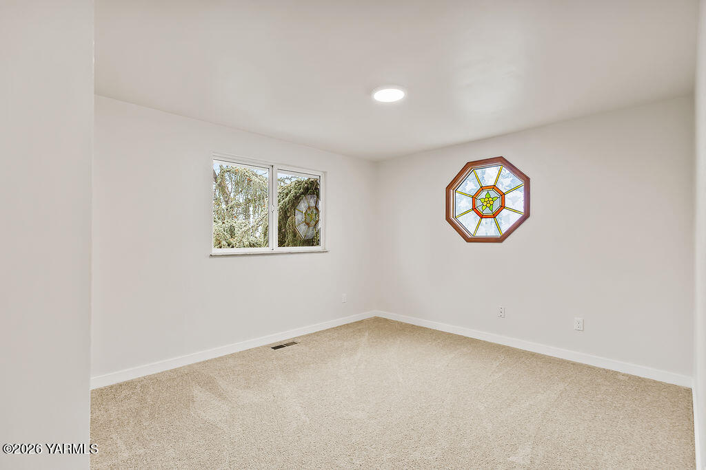 235 South Ridgeway Drive Yakima, WA 98901 - Photo 16 of 39 Bedroom 2