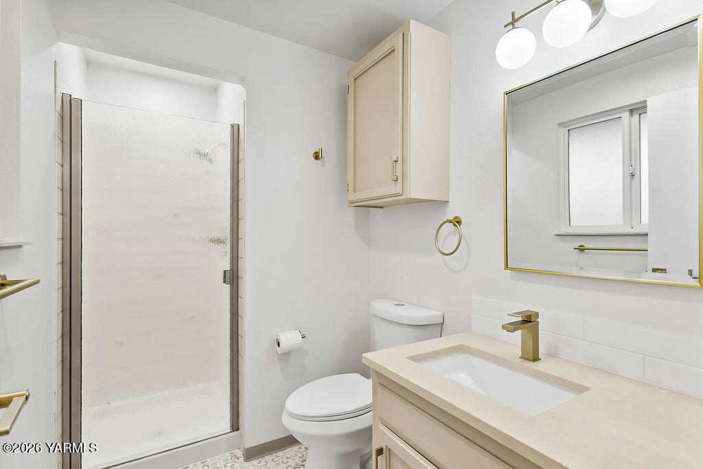 235 South Ridgeway Drive Yakima, WA 98901 - Photo 19 of 39 Primary bath