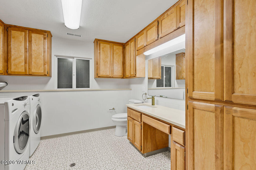 235 South Ridgeway Drive Yakima, WA 98901 - Photo 23 of 39 Half bath with Laundry