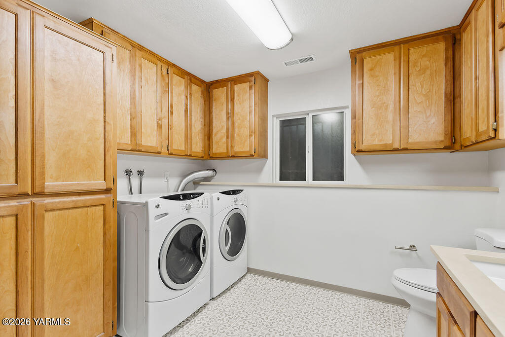 235 South Ridgeway Drive Yakima, WA 98901 - Photo 24 of 39 Tons of cabinets storage