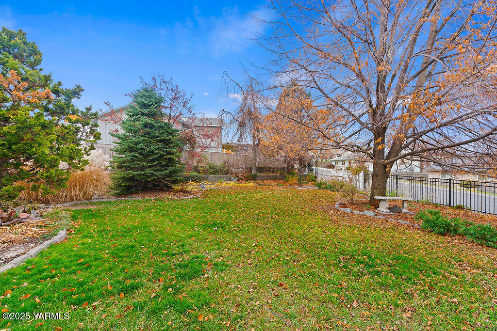 235 South Ridgeway Drive Yakima, WA 98901 - Photo 27 of 39 Mature landscape