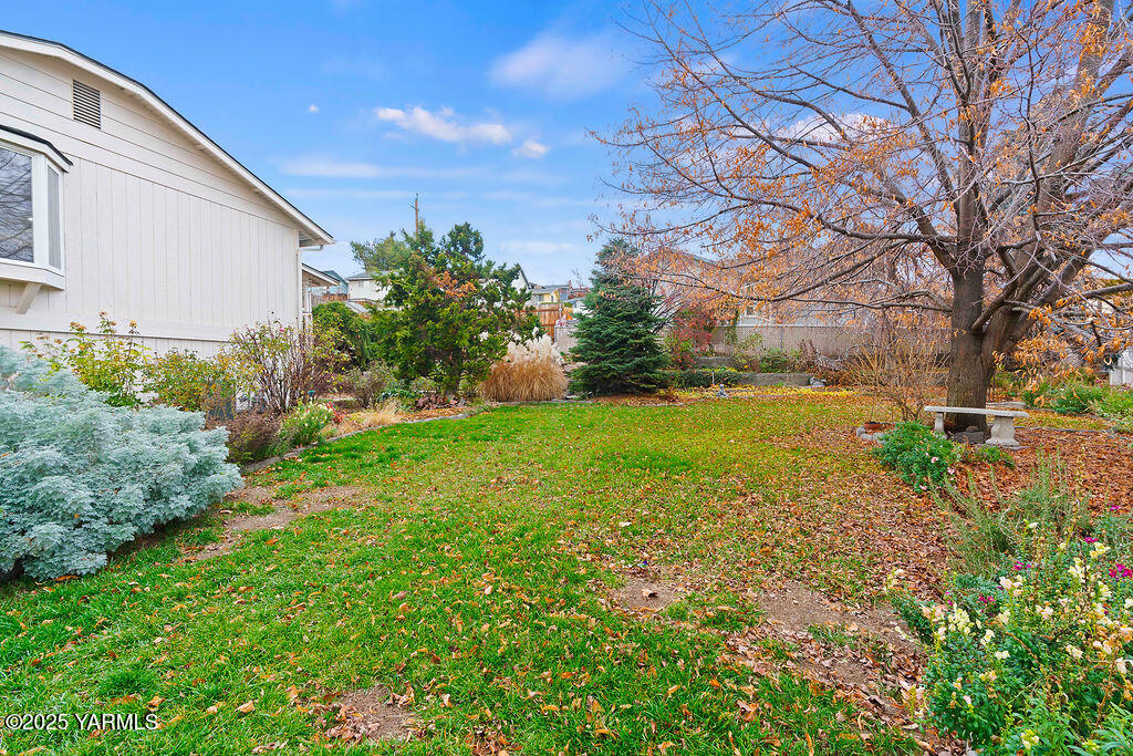 235 South Ridgeway Drive Yakima, WA 98901 - Photo 28 of 39 235RidgewayDrExteriors-11