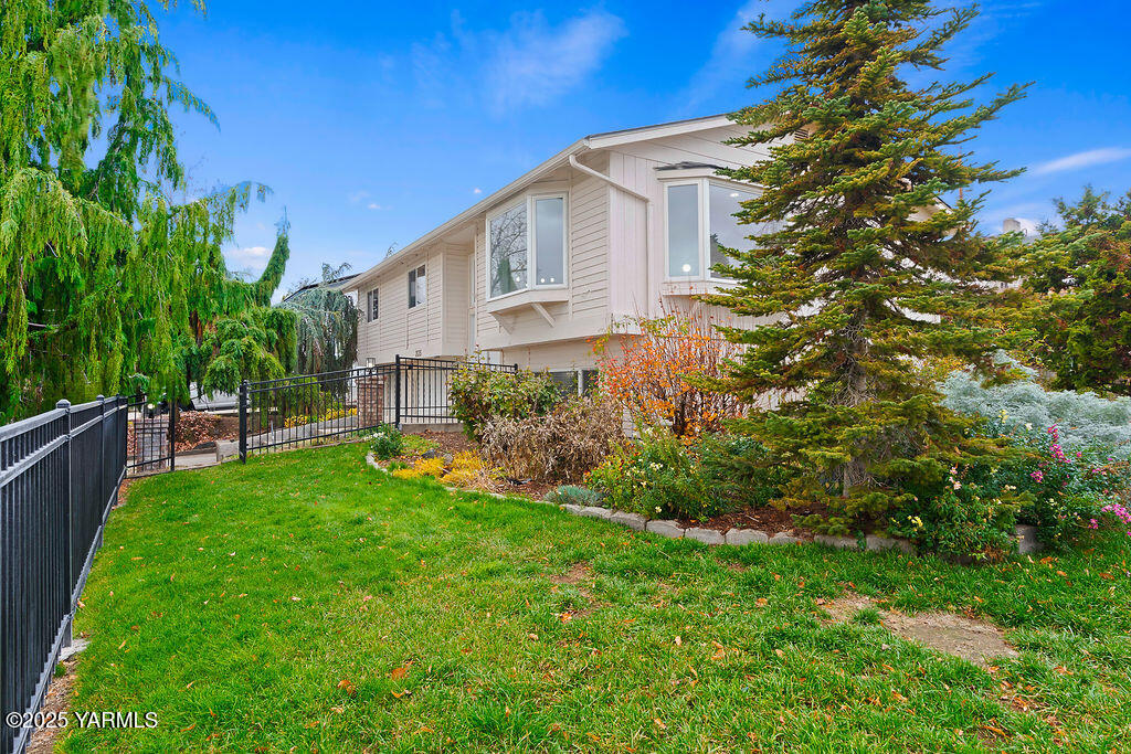 235 South Ridgeway Drive Yakima, WA 98901 - Photo 29 of 39 235RidgewayDrExteriors-12