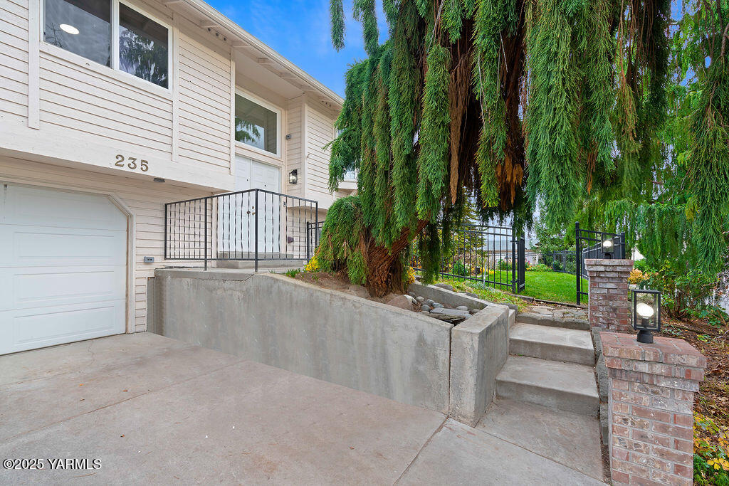 235 South Ridgeway Drive Yakima, WA 98901 - Photo 31 of 39 235RidgewayDrExteriors-16