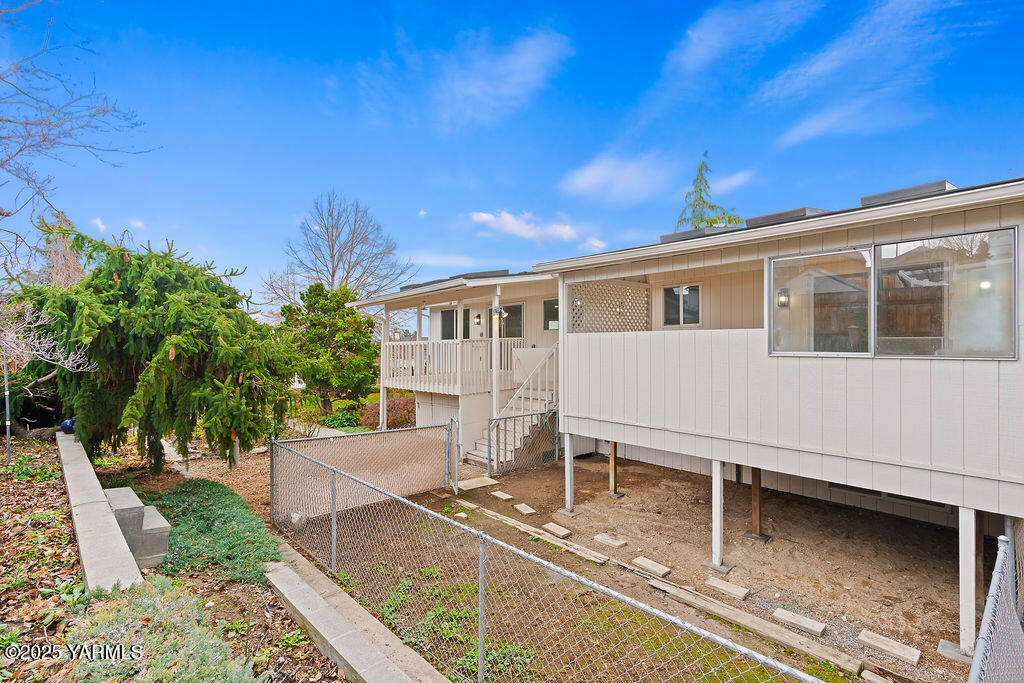 235 South Ridgeway Drive Yakima, WA 98901 - Photo 32 of 39 huge deck