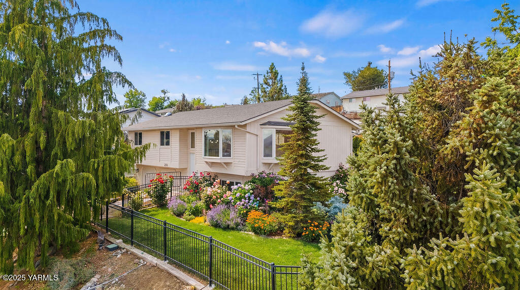 235 South Ridgeway Drive Yakima, WA 98901 - Photo 33 of 39 235RidgewayDrSummerAIImage