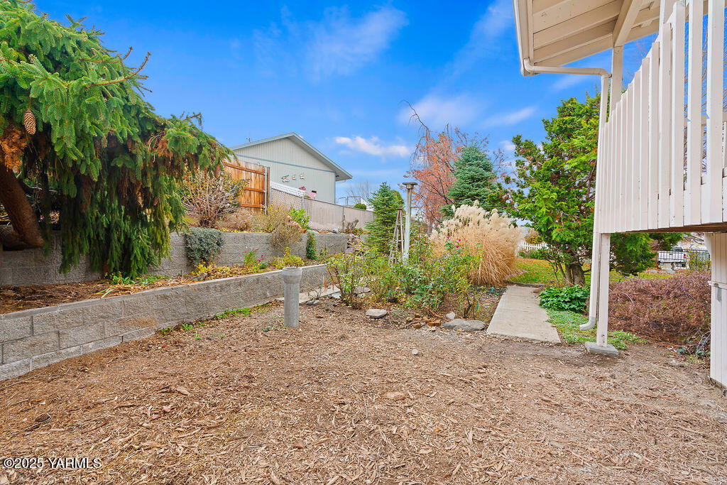 235 South Ridgeway Drive Yakima, WA 98901 - Photo 35 of 39 Terraced gardens