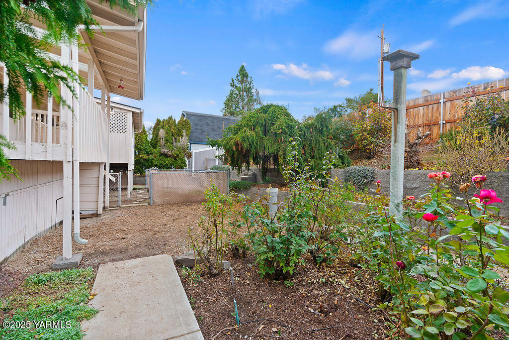 235 South Ridgeway Drive Yakima, WA 98901 - Photo 36 of 39 Endless gardening area