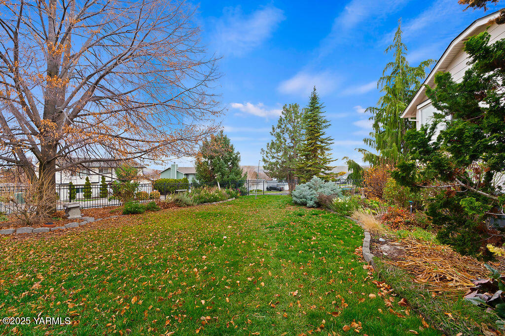 235 South Ridgeway Drive Yakima, WA 98901 - Photo 38 of 39 235RidgewayDrExteriors-9