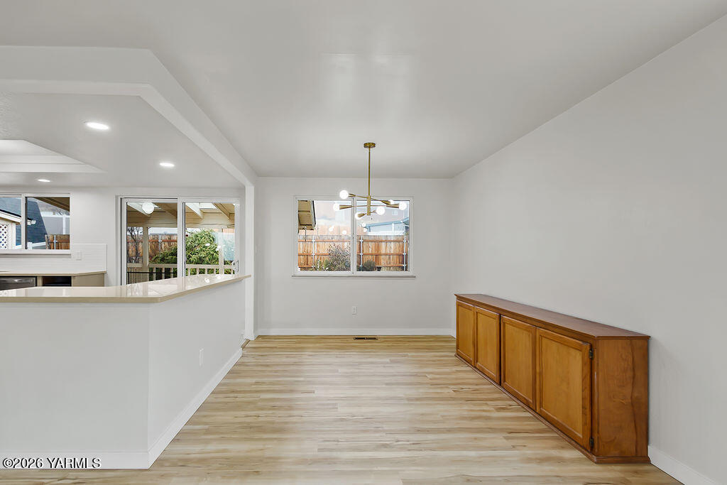 235 South Ridgeway Drive Yakima, WA 98901 - Photo 7 of 39 Dining area/ eating bar