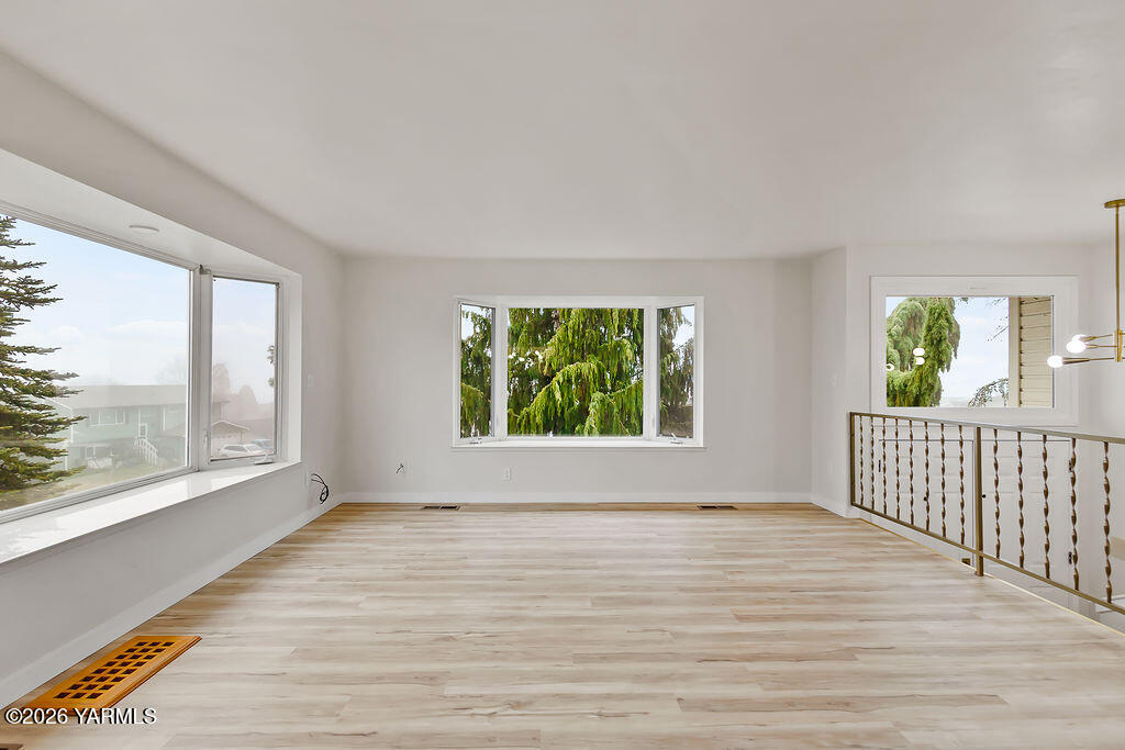 235 South Ridgeway Drive Yakima, WA 98901 - Photo 8 of 39 Living space