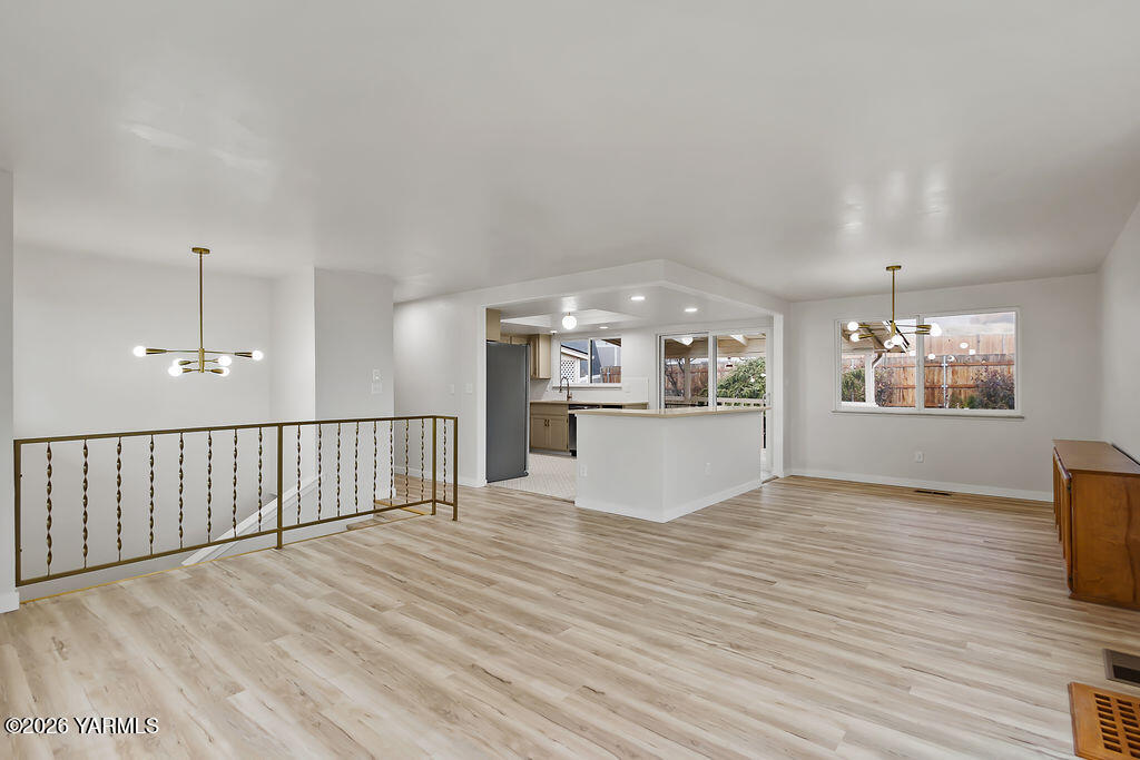 235 South Ridgeway Drive Yakima, WA 98901 - Photo 9 of 39 Tons of natural light